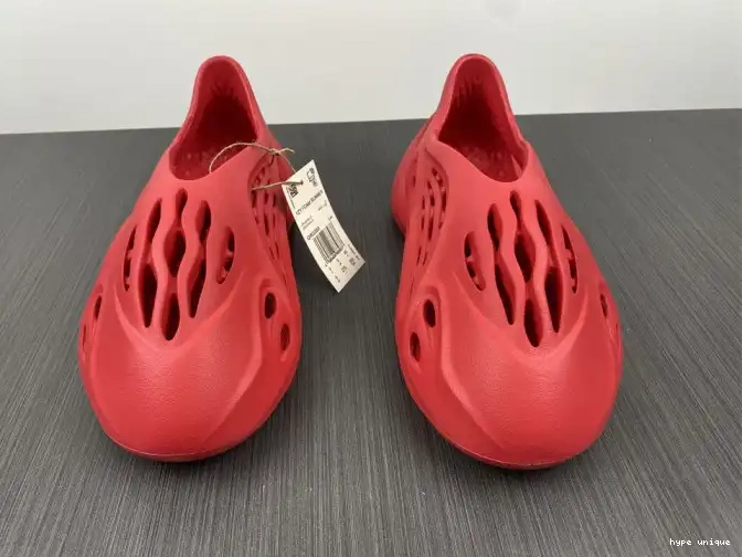 hype CW3355 Red Yeezy Adidas Foam 0608